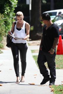 Mena Suvari feet photo thumbnail
