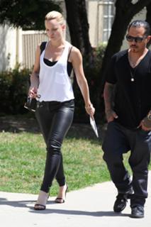 Mena Suvari feet photo thumbnail