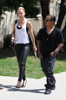 Mena Suvari feet photo thumbnail