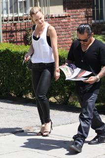 Mena Suvari feet photo thumbnail