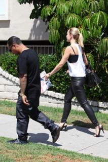 Mena Suvari feet photo thumbnail