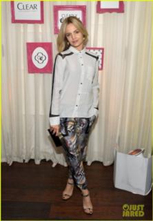 Mena Suvari feet photo thumbnail