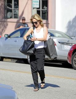Mena Suvari feet photo thumbnail