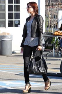Mena Suvari feet photo thumbnail