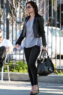 Mena Suvari feet photo thumbnail