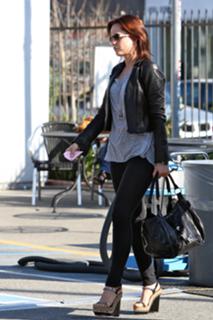 Mena Suvari feet photo thumbnail