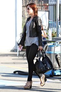 Mena Suvari feet photo thumbnail