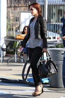 Mena Suvari feet photo thumbnail