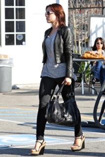 Mena Suvari feet photo thumbnail