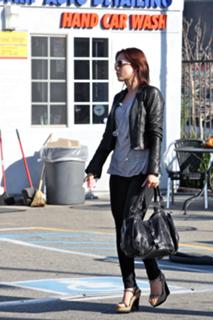 Mena Suvari feet photo thumbnail