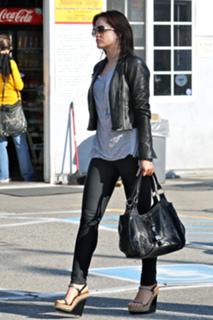 Mena Suvari feet photo thumbnail