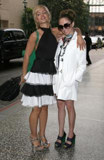 Mena Suvari feet photo thumbnail
