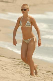 Mena Suvari feet photo thumbnail