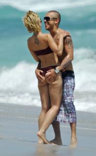 Mena Suvari feet photo thumbnail
