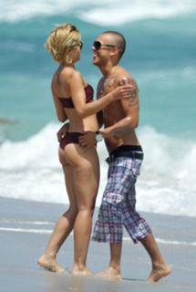 Mena Suvari feet photo thumbnail