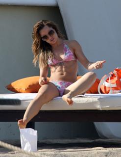 Mena Suvari feet photo thumbnail