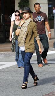 Mena Suvari feet photo thumbnail