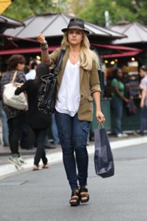 Mena Suvari feet photo thumbnail