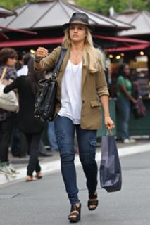 Mena Suvari feet photo thumbnail
