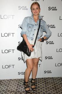 Mena Suvari feet photo thumbnail