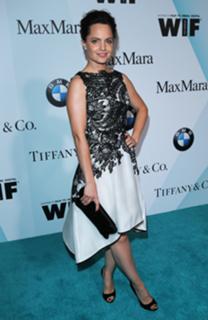 Mena Suvari feet photo thumbnail
