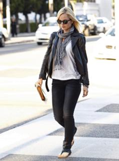 Mena Suvari feet photo thumbnail