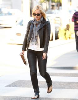 Mena Suvari feet photo thumbnail