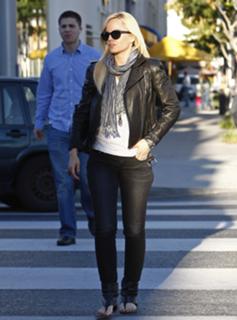 Mena Suvari feet photo thumbnail