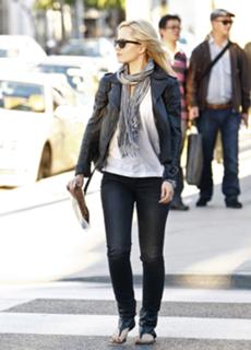 Mena Suvari feet photo thumbnail