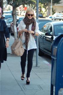 Mena Suvari feet photo thumbnail
