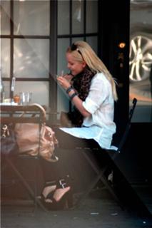 Mena Suvari feet photo thumbnail