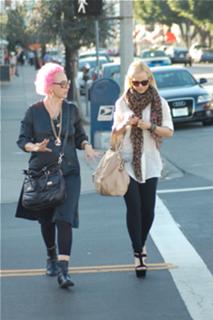 Mena Suvari feet photo thumbnail