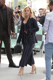 Mena Suvari feet photo thumbnail