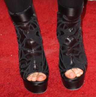 Mena Suvari feet photo thumbnail