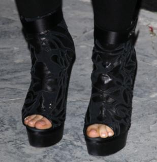 Mena Suvari feet photo thumbnail