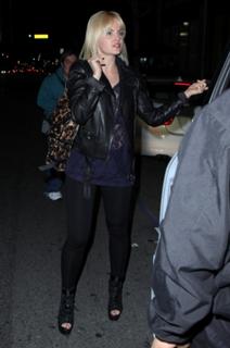 Mena Suvari feet photo thumbnail