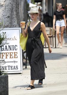 Mena Suvari feet photo thumbnail