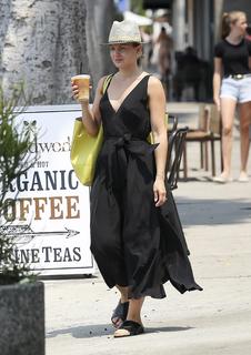 Mena Suvari feet photo thumbnail