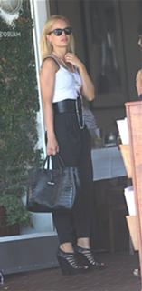 Mena Suvari feet photo thumbnail