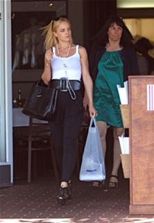 Mena Suvari feet photo thumbnail