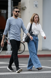 Mena Suvari feet photo thumbnail