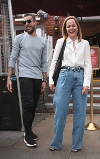Mena Suvari feet photo thumbnail