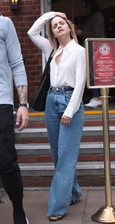 Mena Suvari feet photo thumbnail