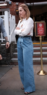 Mena Suvari feet photo thumbnail