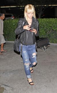 Mena Suvari feet photo thumbnail