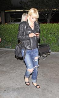 Mena Suvari feet photo thumbnail