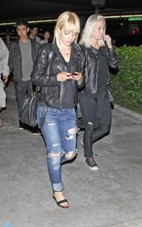 Mena Suvari feet photo thumbnail