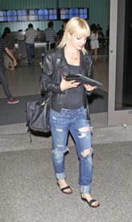 Mena Suvari feet photo thumbnail