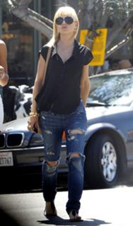 Mena Suvari feet photo thumbnail
