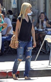 Mena Suvari feet photo thumbnail
